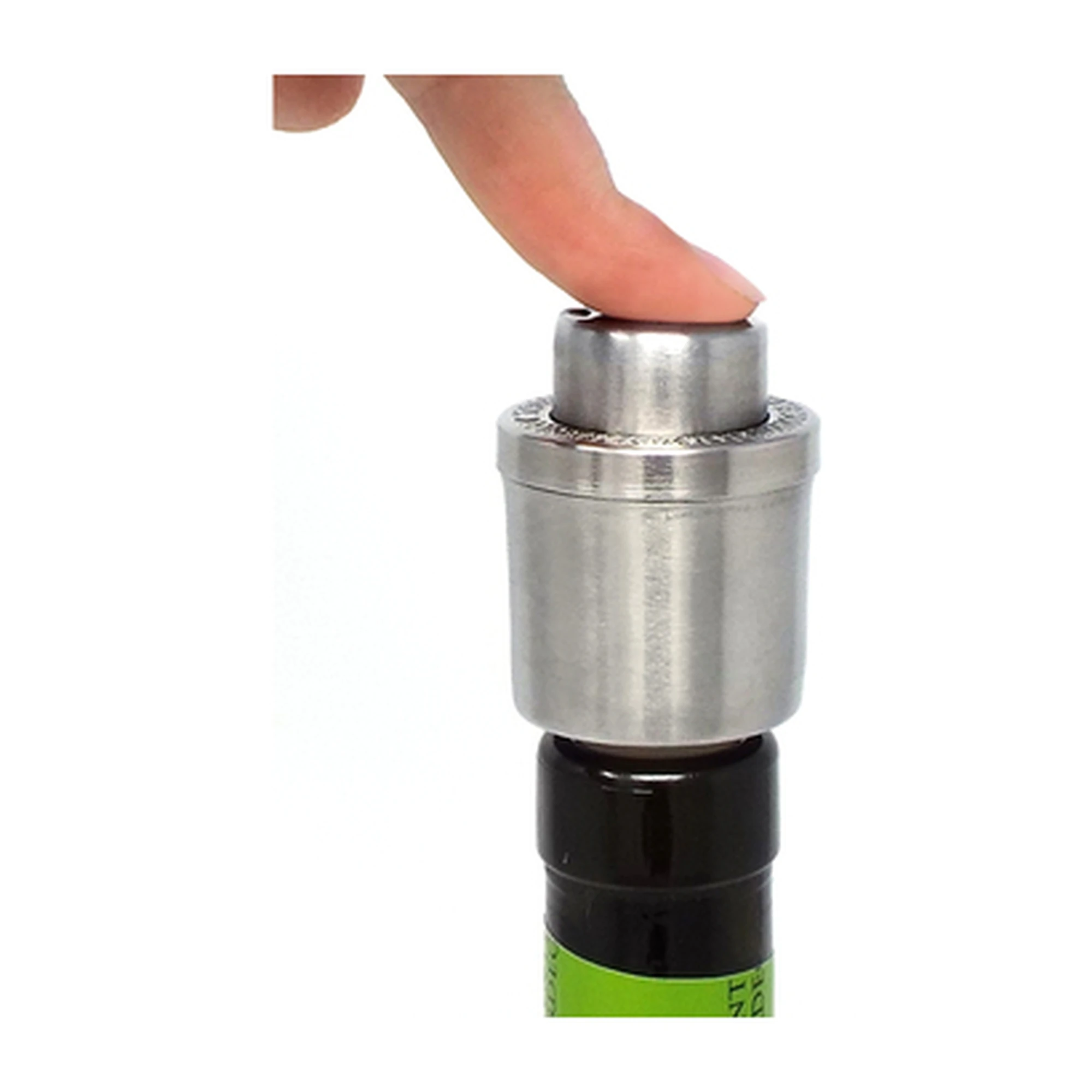 tapón de vacío para vino: el dedo pulsa la cabeza del tapón sobre la botella